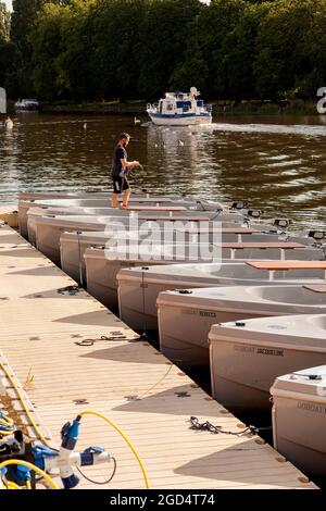 Location de bateaux électriques en face des restaurants de Kingston upon Thames Banque D'Images