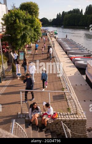 Location de bateaux électriques en face des restaurants de Kingston upon Thames Banque D'Images