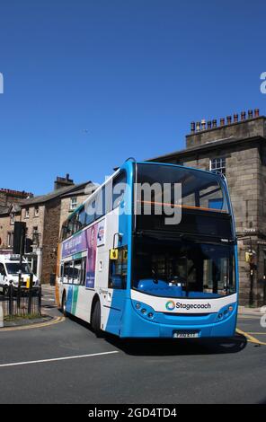 Autobus à impériale Stagecoach, dans la décoration bleue d'azur Stagecoach, quittant Brock Street dans le centre-ville de Lancaster le 17 juillet 2021. Banque D'Images