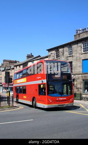 Autobus Stagecoach à impériale, dans une décoration spéciale pour marquer le centenaire des autobus Ribble en 2019, quittant Brock Street à Lancaster le 17 juillet 2021. Banque D'Images