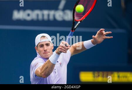 Toronto, Canada. 10 août 2021. John Isner, des États-Unis, remet le ballon à Alejandro Davidovich Fokina, de l'Espagne, lors de la première partie du match des célibataires pour hommes à l'ouverture de la Banque nationale de 2021 à Toronto, Canada, le 10 août 2021. Credit: Zou Zheng/Xinhua/Alamy Live News Banque D'Images