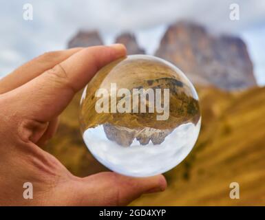 Vue sur les montagnes alpines à travers le globe en verre de cristal. Alpes Dolomites, Italie Banque D'Images