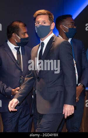 Paris, France. 11 août 2021. Le joueur de football argentin Lionel Messi arrive à une conférence de presse lors de son dévoilement officiel au stade du Parc des Princes du club de football français Paris Saint-Germain (PSG) à Paris, France, le 11 août 2021. La superstar de 34 ans a signé un contrat de deux ans avec PSG le 10 août 2021, avec la possibilité d'une année supplémentaire, il portera le numéro 30 à Paris, le numéro qu'il avait lorsqu'il a commencé sa carrière professionnelle au club de football de Barca en Espagne. Photo de Laurent Zabulon/ABACAPRESS.COM 776415 008 Paris France crédit: Abaca Press/Alamy Live News Banque D'Images
