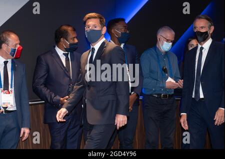 Paris, France. 11 août 2021. Le joueur de football argentin Lionel Messi arrive à une conférence de presse lors de son dévoilement officiel au stade du Parc des Princes du club de football français Paris Saint-Germain (PSG) à Paris, France, le 11 août 2021. La superstar de 34 ans a signé un contrat de deux ans avec PSG le 10 août 2021, avec la possibilité d'une année supplémentaire, il portera le numéro 30 à Paris, le numéro qu'il avait lorsqu'il a commencé sa carrière professionnelle au club de football de Barca en Espagne. Photo de Laurent Zabulon/ABACAPRESS.COM 776415 008 Paris France crédit: Abaca Press/Alamy Live News Banque D'Images
