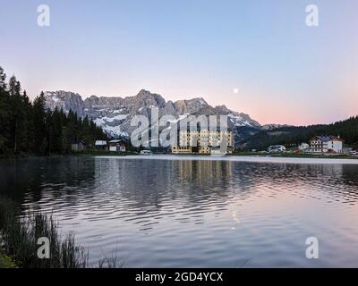 matin humeur au lac misurina dans les dolomites. matin à l'aube avec la lune au-dessus des sommets de montagne, tre cime lavaredo Banque D'Images