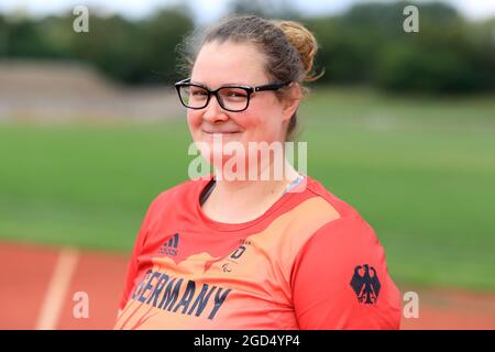 Magdebourg, Allemagne. 11 août 2021. Putter Marie Brämer-Skowronek de SC Magdeburg sur le terrain d'entraînement. L'athlète commence cette semaine aux XVI Jeux paralympiques d'été au Japon. L'enfant de 30 ans a commencé sa carrière sportive en 2006. Aux Jeux paralympiques de Londres en 2012, elle a célébré son plus grand succès sportif à ce jour avec la médaille d'argent dans le javelin. Credit: Peter Gercke/dpa-Zentralbild/dpa/Alay Live News Banque D'Images