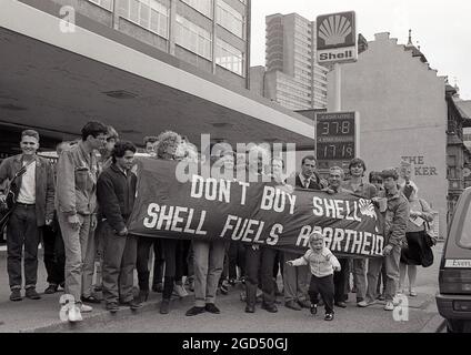 Le député Tony Benn rejoint le piquet anti-apartheid d'un garage Shell demandant aux automobilistes du boycotter en raison de leur implication en Afrique du Sud. Nottingham, Royaume-Uni, mai Banque D'Images