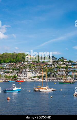 Kingjure, vue sur la rivière Dart en été vers la ville pittoresque de KIngjure, South Hams, Devon, Angleterre, Royaume-Uni Banque D'Images