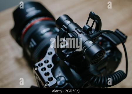 SARAJEVO, BOSNIE-HERZÉGOVINE - 29 juillet 2021 : gros plan d'une caméra avec un micro-canon sur une table Banque D'Images