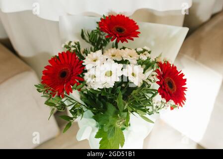 Un bouquet de magnifiques gerberas rouges et chrysanthèmes blancs dans un vase Banque D'Images