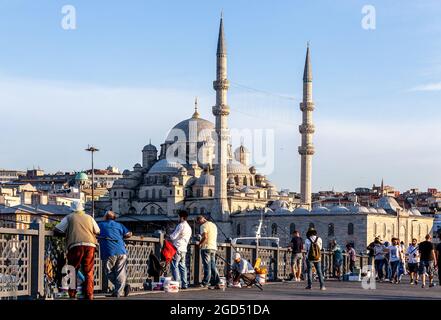 Istanbul / Turquie - 07.01.2015: Nouvelle mosquée à l'arrière des pêcheurs sur le pont de Galata. Eminonu, Istanbul, Turquie. Banque D'Images