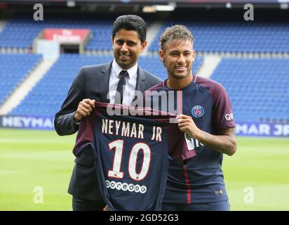 Photo du dossier datée du 4 août 2017 de Neymar Pitchside aux côtés du président de Paris Saint Germain Nasser Al-Khelaifi après une conférence de presse au Parc des Princes, après son transfert du FC Barcelone à Paris Saint Germain à Paris, France. Depuis l'arrivée des Qataris à la tête du PSG en 2011, le club a réussi à attirer les plus grands noms de son équipe. Une longue liste de stars que Lionel Messi rejoint. Photo de Somer/ABACAPRESS.COM Banque D'Images