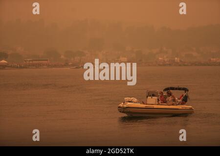 Grèce - île d'Euboa, feu dans le nord de l'île grecque d'Euboa (Evia), instantané à Pefki le 8 août 2021. Banque D'Images