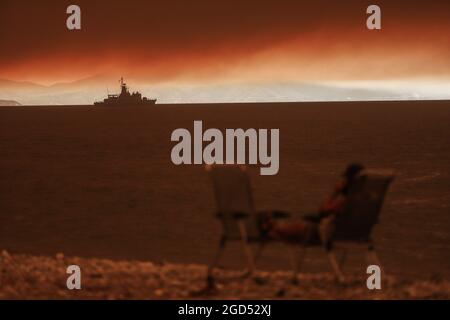 Grèce - île d'Euboa, feu dans le nord de l'île grecque d'Euboa (Evia), instantané à Pefki le 8 août 2021. Banque D'Images