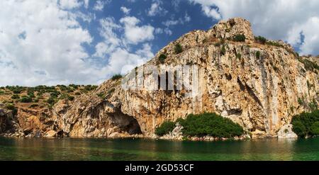 Belle vue panoramique sur le lac Vouliagmeni, spa et station thermale près d'Athènes, Grèce. Banque D'Images