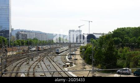 Vue panoramique des voies ferrées à l'entrée de la gare Francia à Barcelone, Catalunya, Espagne, Europe Banque D'Images