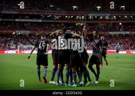 Lisbonne. 10 août 2021. Roman Yaremchuk (3e L) de SL Benfica fête avec ses coéquipiers après avoir obtenu son score lors du troisième tour de qualifications de la Ligue des champions de l'UEFA deuxième match de football entre SL Benfica et Spartak Moskva au stade Luz à Lisbonne, Portugal, le 10 août 2021. Crédit : Petro Fiuza/Xinhua/Alay Live News Banque D'Images