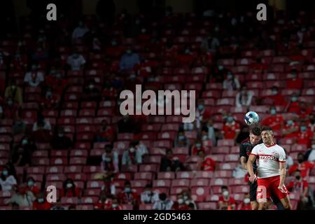 Lisbonne. 10 août 2021. Morato de SL Benfica (L) vies avec Ezequiel Ponce de Spartak Moskva lors de la troisième manche de l'UEFA Champions League match de football de deuxième jambe entre SL Benfica et Spartak Moskva au stade Luz à Lisbonne, Portugal, le 10 août 2021. Crédit : Petro Fiuza/Xinhua/Alay Live News Banque D'Images