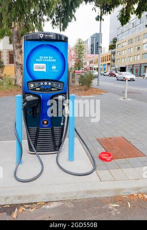 Une station de charge de véhicule électrique (EV) dans un parking situé dans le centre de Hobart, en Tasmanie, en Australie Banque D'Images