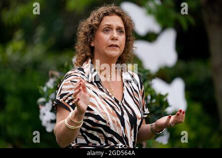 La fille du capitaine Sir Tom Moore, Hannah Ingram-Moore, prononce un discours lors de l'ouverture officielle d'un nouveau jardin à l'hospice pour enfants Helen and Douglas House à Oxford. Date de la photo: Mercredi 11 août 2021. Banque D'Images