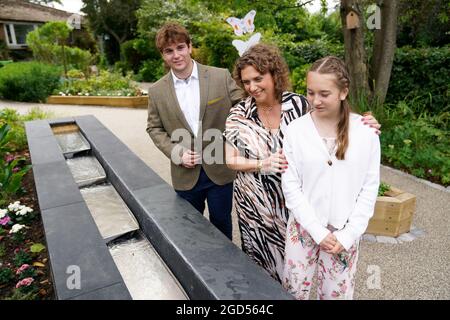 Hannah Ingram-Moore, fille du capitaine Sir Tom Moore, aux côtés de ses petits-enfants Benjie Ingram-Moore et Georgia Ingram-Moore, lors de l'ouverture officielle d'un nouveau jardin à l'hospice pour enfants Helen et Douglas House à Oxford. Date de la photo: Mercredi 11 août 2021. Banque D'Images