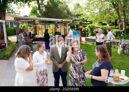 Hannah Ingram-Moore, fille du capitaine Sir Tom Moore, aux côtés de ses petits-enfants Benjie Ingram-Moore et Georgia Ingram-Moore, lors de l'ouverture officielle d'un nouveau jardin à l'hospice pour enfants Helen et Douglas House à Oxford. Date de la photo: Mercredi 11 août 2021. Banque D'Images