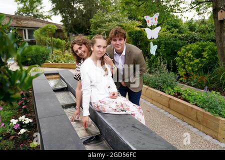 Hannah Ingram-Moore, fille du capitaine Sir Tom Moore, aux côtés de ses petits-enfants Benjie Ingram-Moore et Georgia Ingram-Moore, lors de l'ouverture officielle d'un nouveau jardin à l'hospice pour enfants Helen et Douglas House à Oxford. Date de la photo: Mercredi 11 août 2021. Banque D'Images