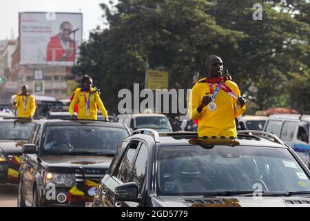 Entebbe, Ouganda. 10 août 2021. Joshua Cheptegei (R), qui a remporté l'or à la finale masculine de 5 000 m et l'argent à la finale masculine de 10 000 m aux Jeux Olympiques de Tokyo, salue les foules à Kampala, en Ouganda, le 10 août 2021. Les médaillés ougandais aux Jeux olympiques de Tokyo ont reçu la bienvenue d'un héros chez eux mardi. Credit: Hajarah Nalwadda/Xinhua/Alamy Live News Banque D'Images