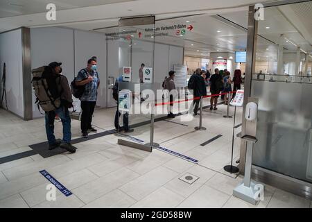 Berlin, Allemagne. 11 août 2021. Les passagers font la queue au centre d'information de la gare centrale de Berlin lors d'une grève des chauffeurs de train, à Berlin, capitale de l'Allemagne, le 11 août 2021. Credit: Stefan Zeitz/Xinhua/Alay Live News Banque D'Images