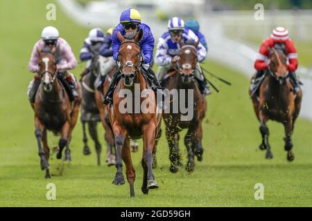 Photo du dossier datée du 22-05-2021 de Silvestre de Sousa circonscription de Flotus (centre, bleu/jaune) gagne le MansionBet Bet 10 obtenir 20 EBF Maiden Fillies's Stakes à l'hippodrome de Goodwood à Chichester. Date de publication : le mercredi 11 août 2021. Banque D'Images