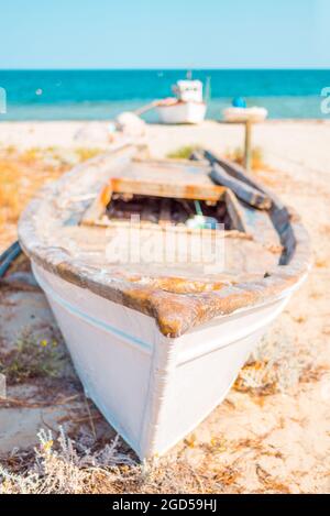 Petit bateau de pêche traditionnel grec sur la plage, concept de voyage d'été Banque D'Images