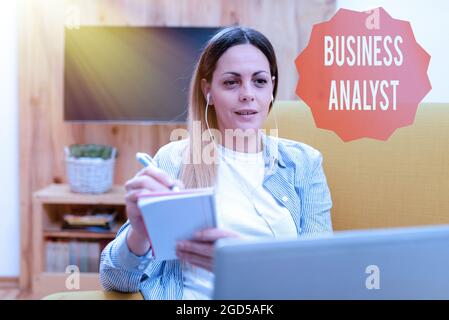 Analyste d'entreprise de texte d'écriture manuscrite. Concept d'affaires quelqu'un qui analyse une organisation ou un domaine d'affaires regardant des leçons en ligne, lisant Internet Banque D'Images