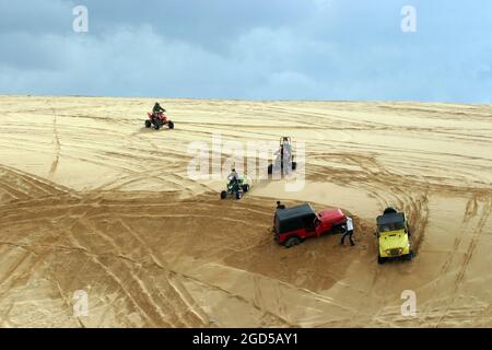 Les jeeps, les landsrovers et les véhicules tout-terrain (ATV) tentent de ruiner la paix et le calme et l'écosystème délicat sur une dune de sable. Photographié Neae Ashd Banque D'Images