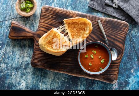 Vue de haut en bas d'un sandwich au fromage grillé avec soupe de tomates, prêt à manger. Banque D'Images