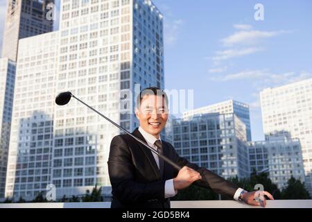 Businessman playing golf Banque D'Images