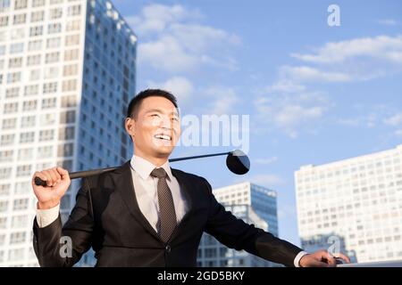 Businessman playing golf Banque D'Images