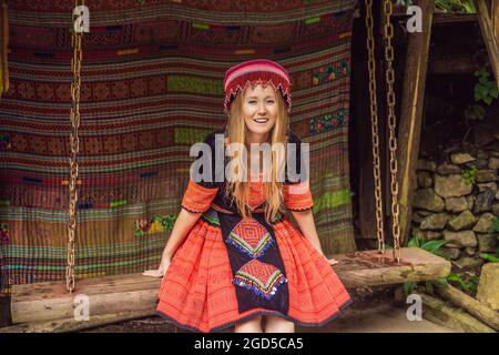 Une touriste féminine vêtue de la robe traditionnelle des habitants des montagnes vietnamiennes, le Hmong. Femme à Sapa dans le brouillard, Nord-Ouest Banque D'Images