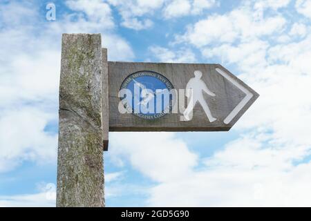 Le chemin côtier de l'île d'Anglesey signe en anglais et en gallois un sentier pédestre de 130 km de long autour d'Anglesey dans le nord du pays de Galles au Royaume-Uni Banque D'Images