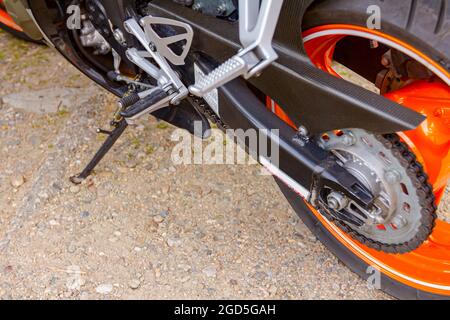 Vue de l'extrémité arrière de la roue dentée de la moto avec roue arrière de la chaîne. Banque D'Images