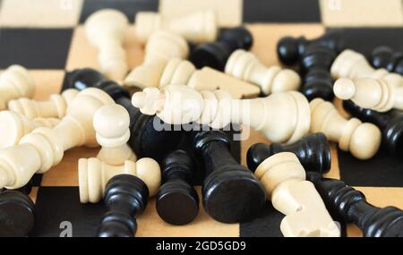 Tas de pièces d'échecs noir et blanc sur le tableau d'échecs vue du dessus Banque D'Images