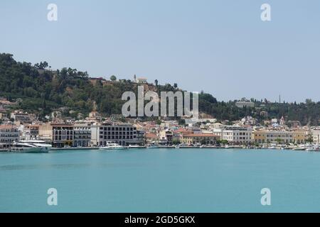 Zakynthos, Grèce - 10 juillet 2021 : vue sur la ville de Zakynthos une île sur la mer Ionienne en Grèce. Banque D'Images