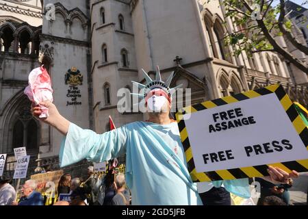 Londres, Angleterre, Royaume-Uni. 11 août 2021. Les partisans de Julian Assange se sont rassemblés devant les cours royales de justice de Londres, au début de l'appel américain à l'extradition. Une contestation judiciaire par les États-Unis de la décision d'un juge de ne pas extrader le fondateur de WikiLeaks doit être entendue dans une audience préliminaire. (Image de crédit : © Tayfun Salci/ZUMA Press Wire) Banque D'Images