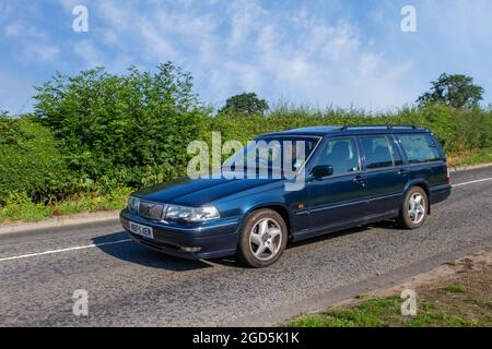 1995 90s années 90 bleu Volvo 960 S 95 2473 cc Estate, en route vers Capesthorne Hall Classic July car show, Cheshire, Royaume-Uni Banque D'Images