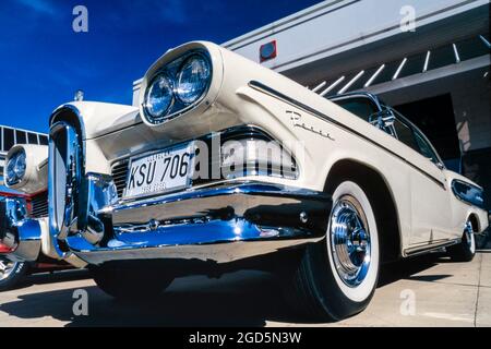 Ford Edsel Pacer 1958 voiture classique américaine à toit rigide deux portes, garée au salon automobile à Middlesbrough, Cleveland, Angleterre, Royaume-Uni Banque D'Images