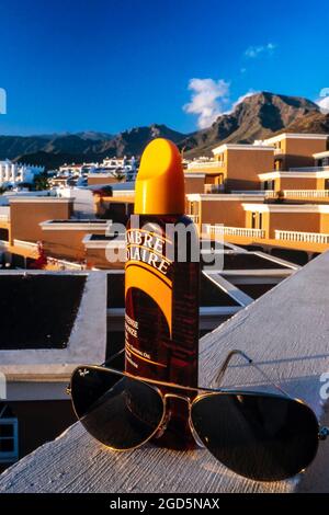 Contrôle de l'exposition de la crème solaire Ambre Solaire et des lunettes de soleil Ray Ban, Gran Canaria, Espagne Banque D'Images