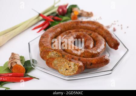 Cuisine locale du nord de la Thaïlande , saucisse épicée du nord de la Thaïlande nourriture de rue isolée dans fond blanc Banque D'Images