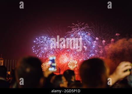 Regarder les gens d'artifice et de célébrer la nouvelle année. Banque D'Images