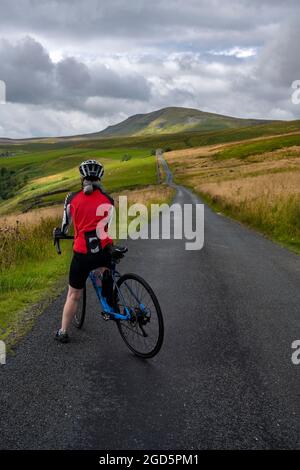 Cycliste sur la route Stainforth jusqu'à Halton Gill Road, Yorkshire Dales, Royaume-Uni. Banque D'Images