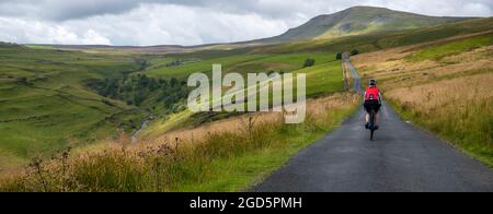 Cycliste sur la route Stainforth jusqu'à Halton Gill Road, Yorkshire Dales, Royaume-Uni. Banque D'Images