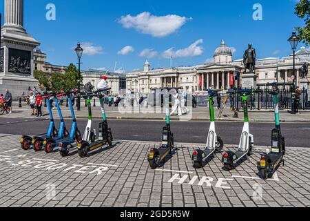 TRAFALGAR SQUARE LONDRES 11 AOÛT 2021. Une aire de stationnement réservée aux e-trottinettes, en face de Trafalgar Square. Un programme de location de scooter électronique a été lancé le 7 juin, qui fonctionne pour une période initiale de 12 mois dans certains quartiers de Londres avec des règlements pour louer un trajet par les membres du public bien que privé e scooters, , rester illégal sur les routes et les trottoirs publics même s'ils sont populaires auprès du public. Credit amer ghazzal/Alamy Live News Banque D'Images